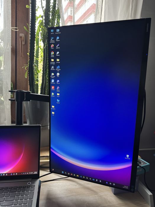 Monitor Samsung 27” cu suport birou