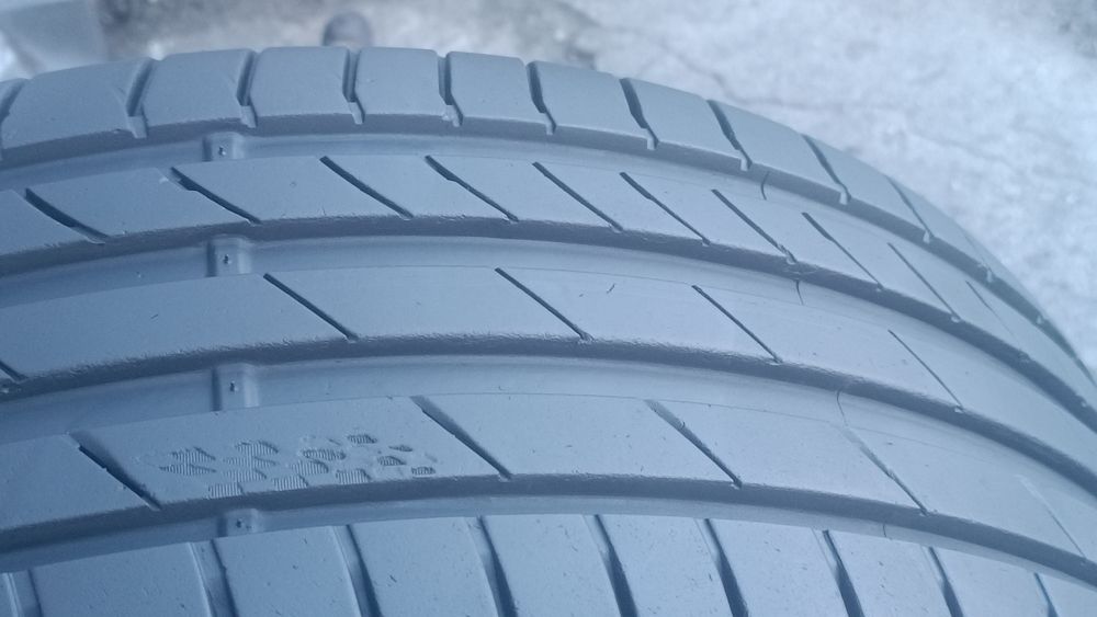 225/40/18 Kumho .
