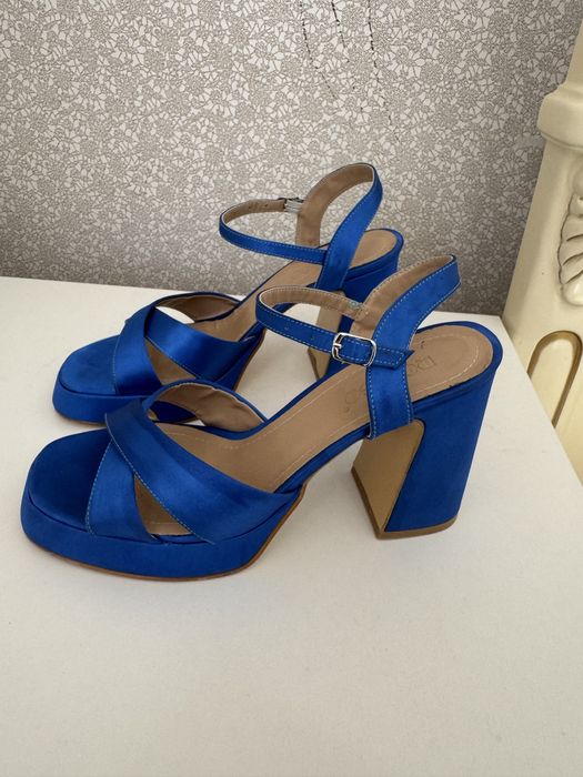 Продам босоножки почти новые 39