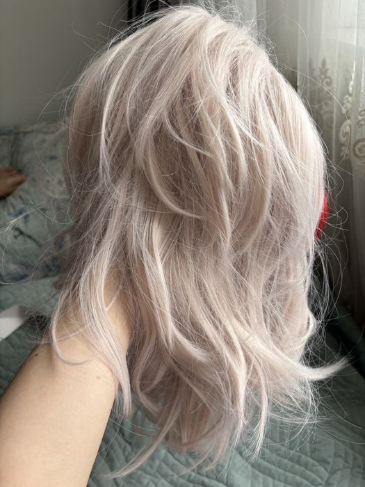 Парик, белый с красной прядью