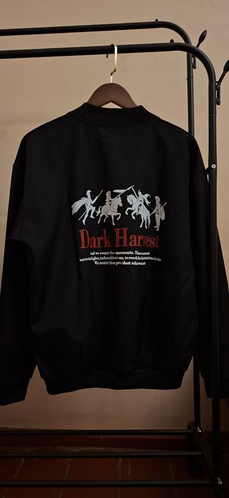 Бомбер Dark Harvest
Размер L
Материал тонкий, не тёплый
Подходит на ве