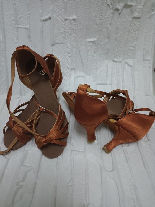 Продам спортивно бальные туфли