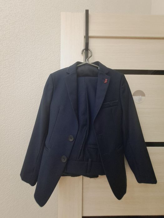 Продается школьный костюм для мальчика