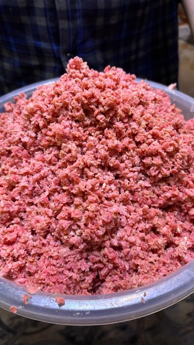 Для собак колбаса.