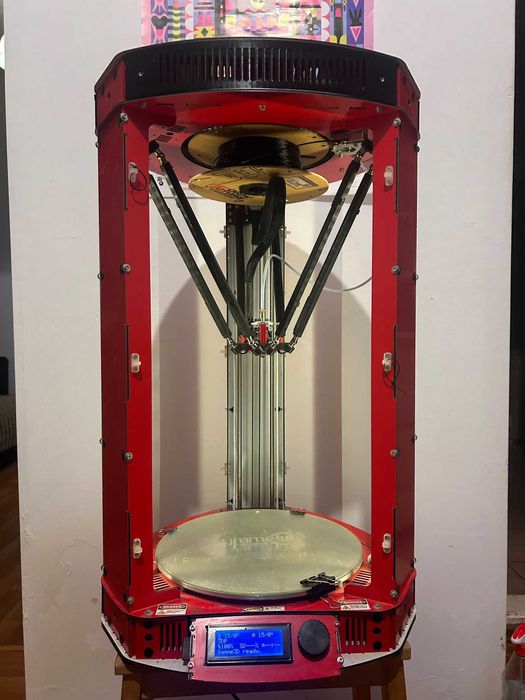 delta‑style Symme3D imprimantă mare tip custom / industrială cu platformă rotundă, structură robustă și display LCD cu encoder.