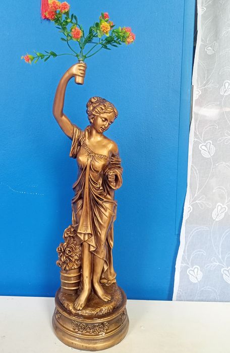 Продается статуэтка девушки с цветами