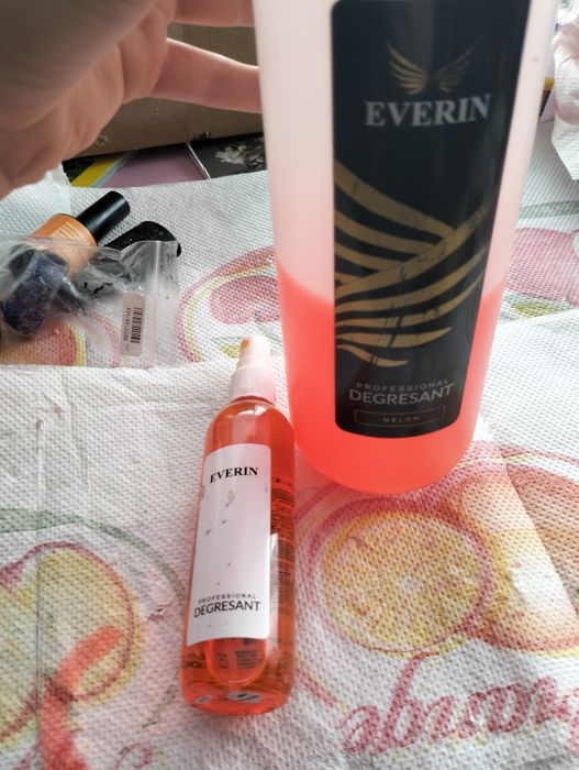 Vând chesti pentru unghii