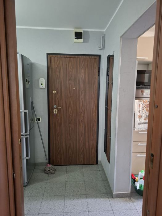 Închiriez apartament micro 17