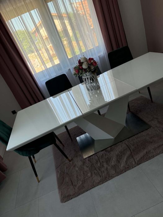 Vand masa living  extensibila cu scaune tapitate