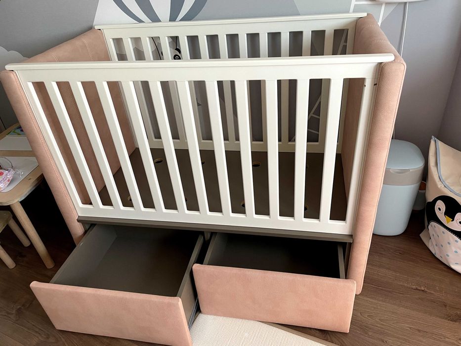 Луксозна дървена бебешка кошара с чекмеджета – розова