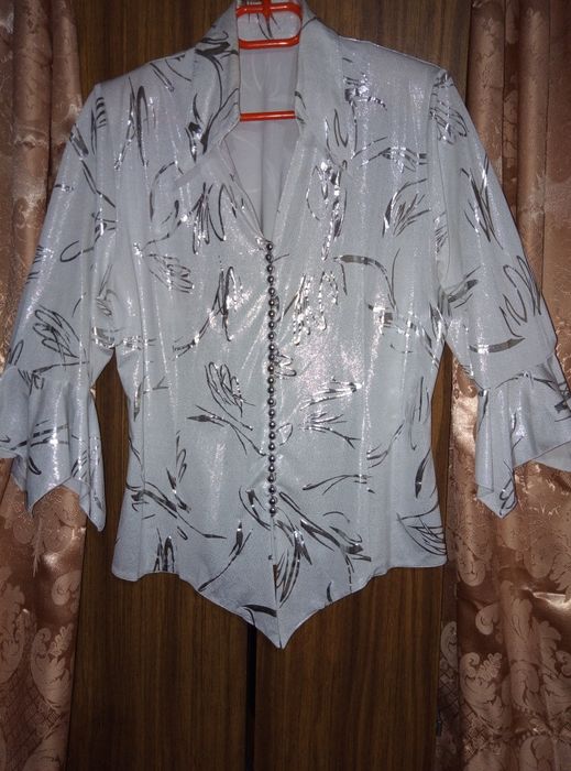 Блузка новая нарядная.