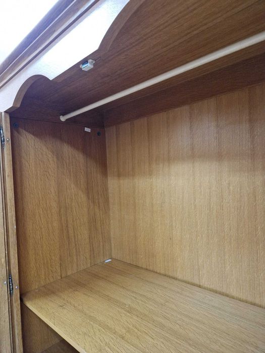 Голям четирикрилен гардероб с две чекмеджета