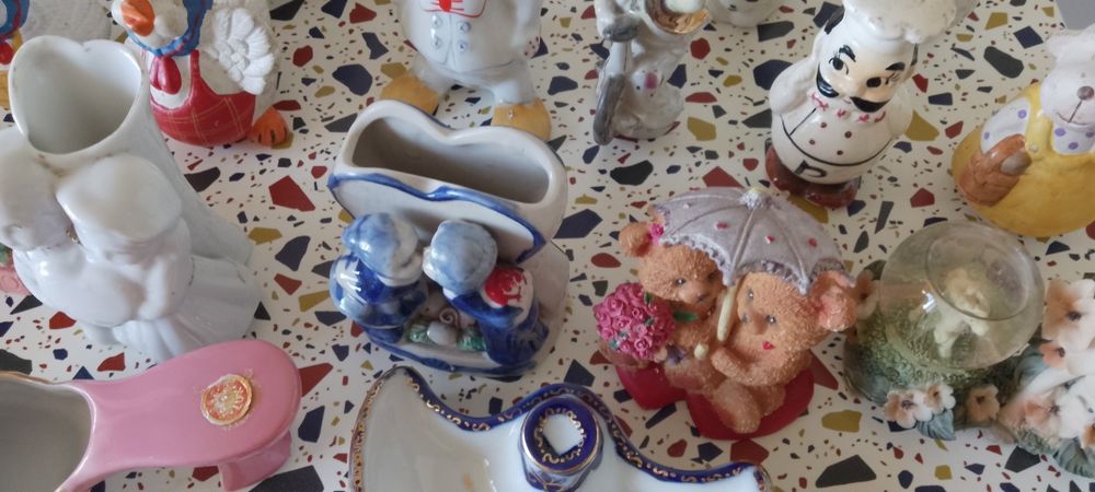 Bibelouri, porțelan! Diferite figuri, cățeluși, pisicuțe, cerbi, clown, elefanți, Donald duck, lupul  " urât'