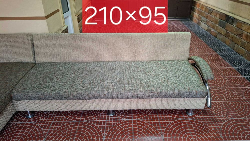 Komplekt tabiiy yog‘ochli stol bilan burchakli divan sotiladi