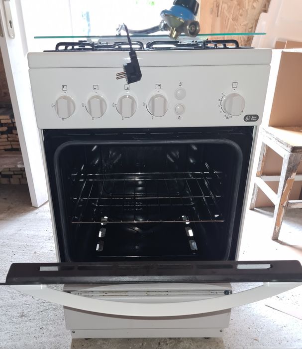 Aragaz Zanussi  cu patru ochiuri și cuptor