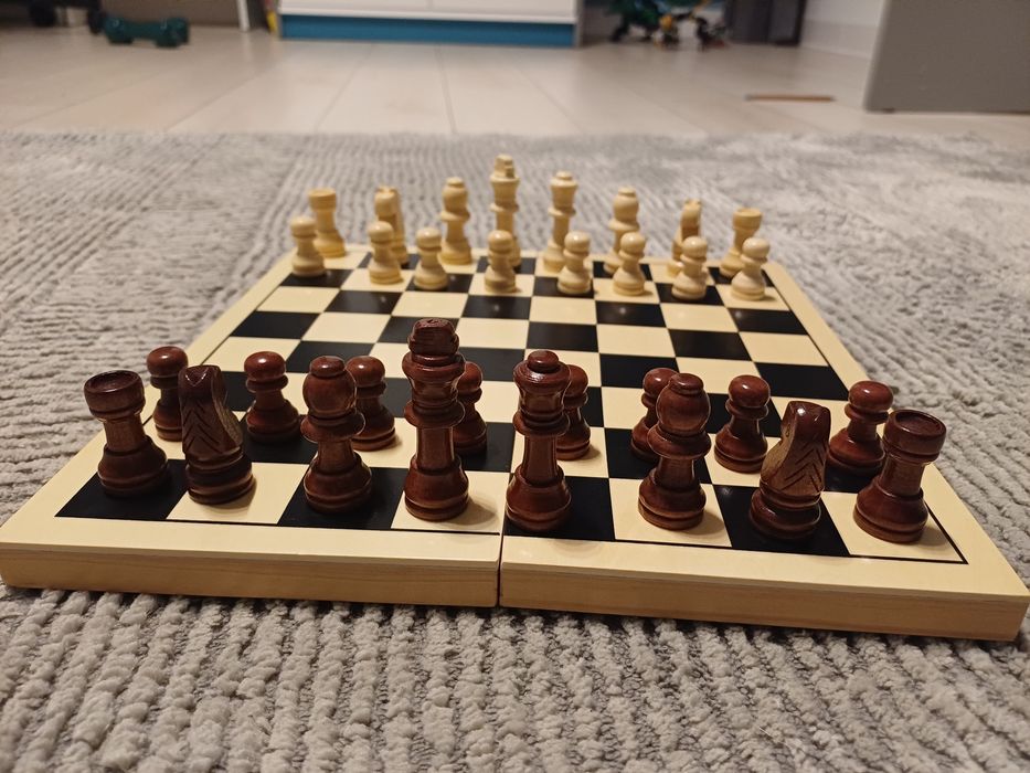 Продавам дървен шах