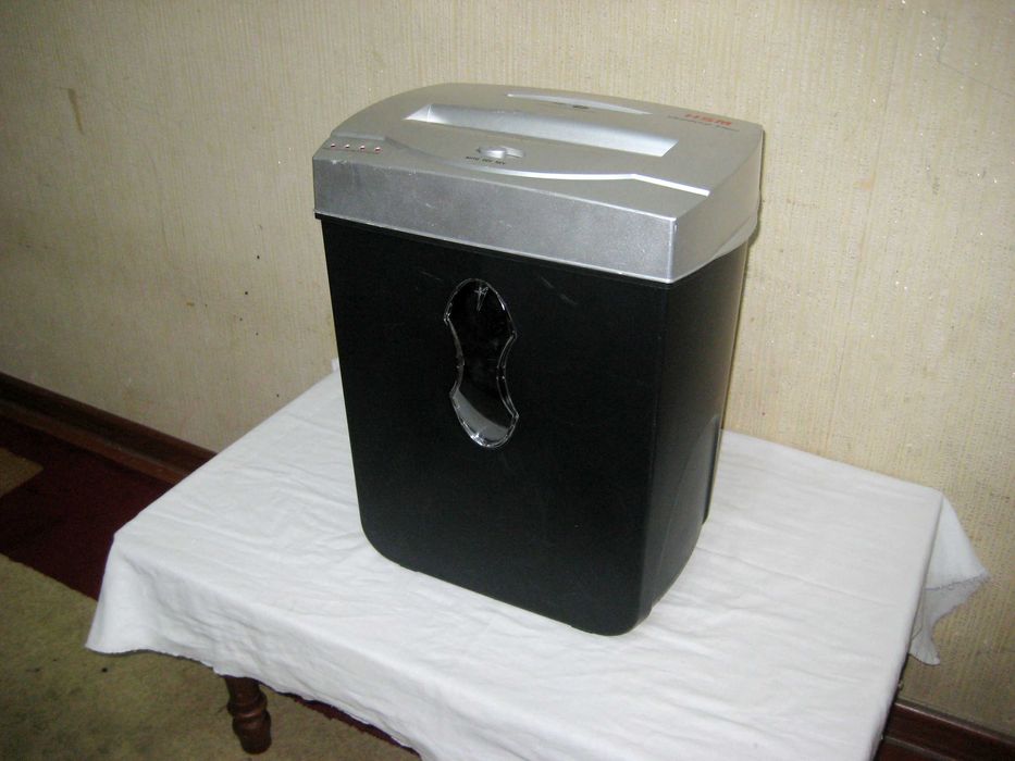 Шредер когоз ва диск йук килувчи аппарат 15лт яхши ишлидиган холатда!