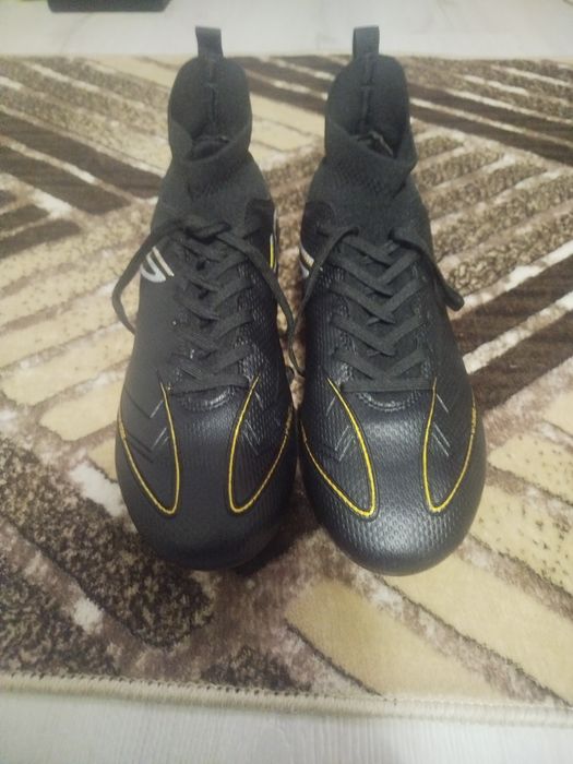 Ghete de fotbal nepurtate 42.
