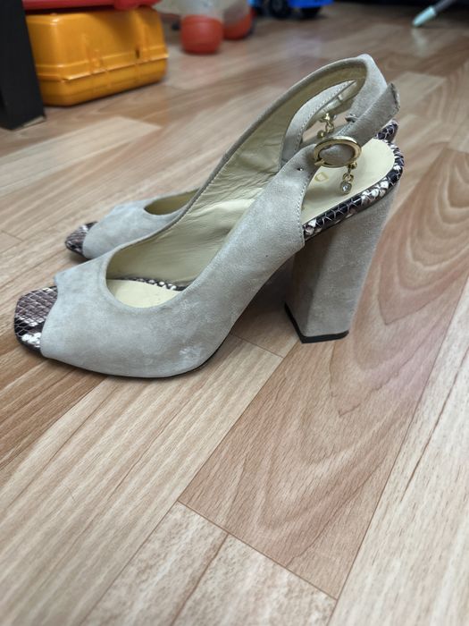 Продам туфли, 37 размер, маломерит на пол размера