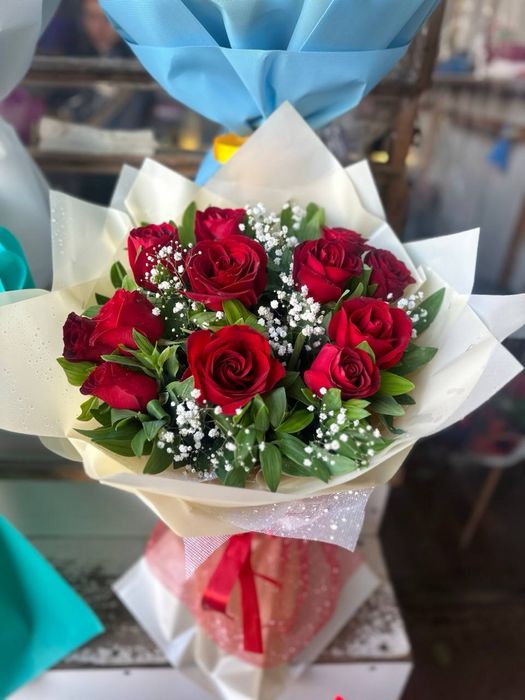 Buket gullar atirgul bables pioniy roza