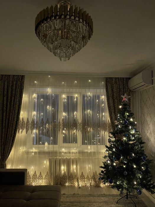 Продам елку с шишками, рябиной 1.8 м