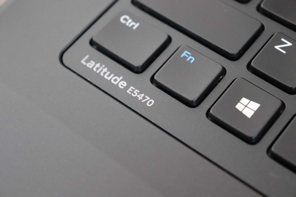 Dell Latitude E5470 / i7-6820HQ / 8GB / 256GB NVMe / Отличен
