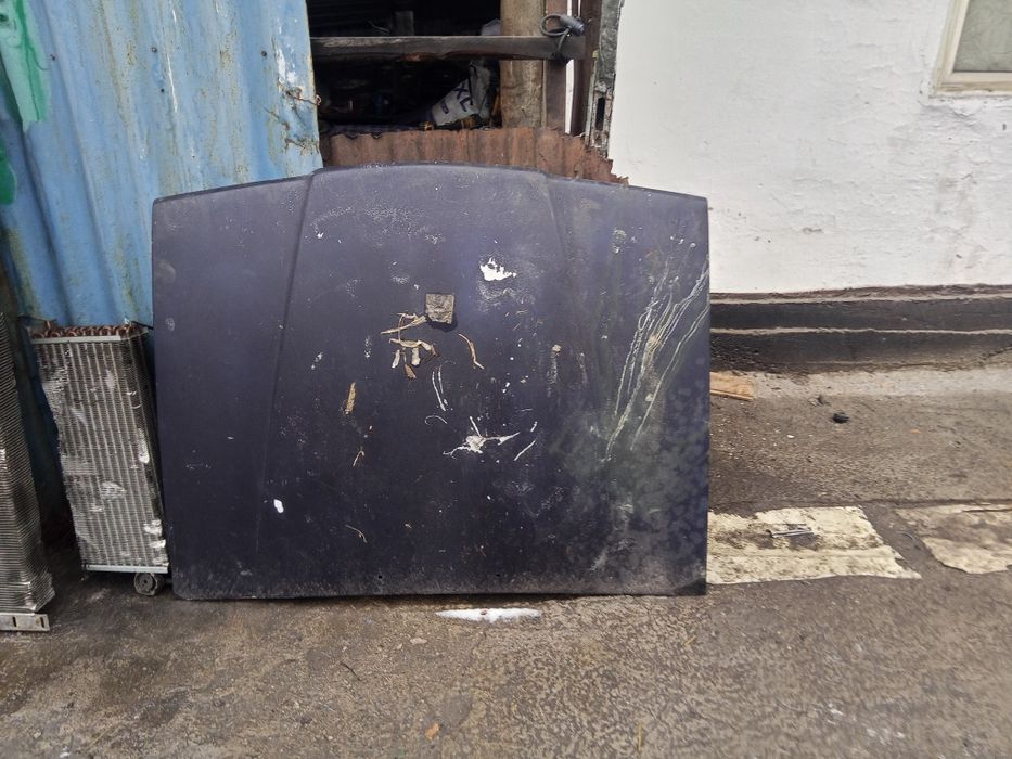 Капот на Вольво 940