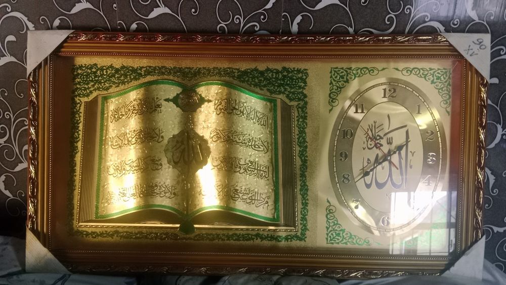 Qurʼon yozuvli katta devor soati