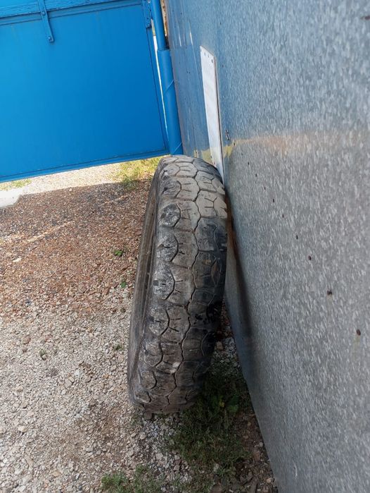 Продам б/у резину на Камаз/Зил, девятка, (есть сквозные порезы)