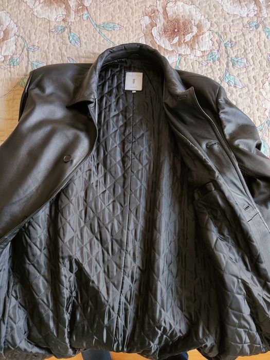 Haină nouă lungă din piele.