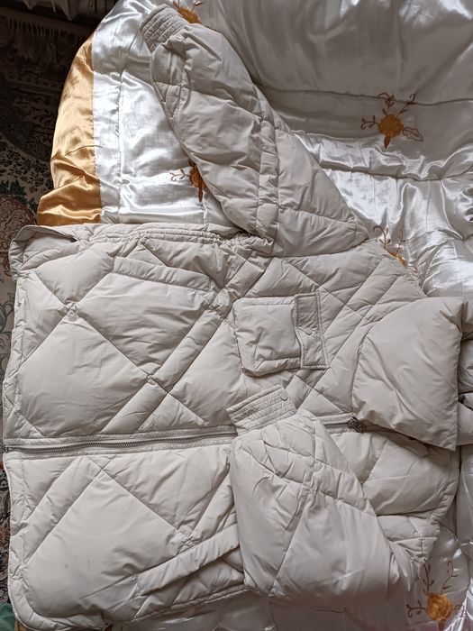 Куртка пуховик новая S размера импортная оверсайз бежевого цвета 50 ра