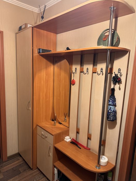 Продам шкаф в прихожей