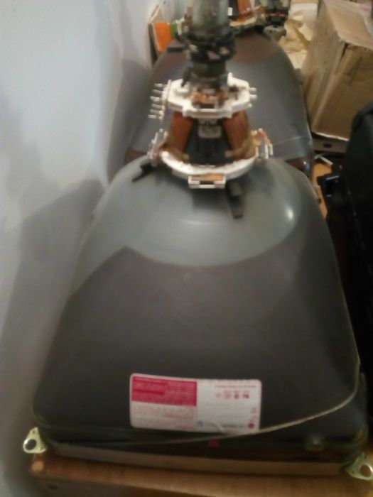 Продавам електронно-лъчеви тръби и кинескопи (CRT)