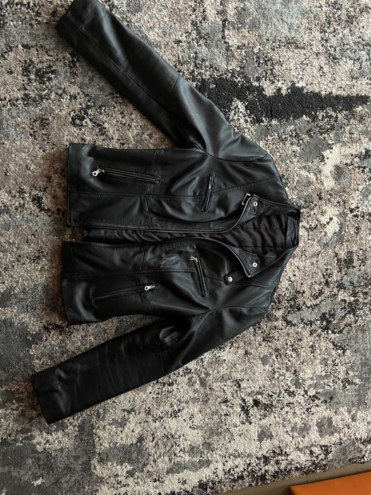 Vând geaca de piele dama noua