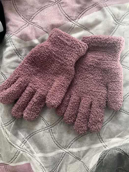 Шапка, чанта и ръкавици