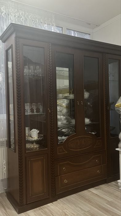 Продам шкаф витрину для посуды