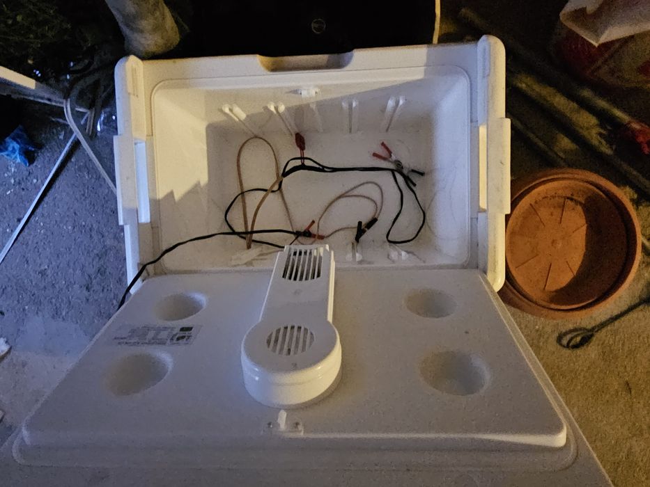 Продавам хладилник за къмпинг