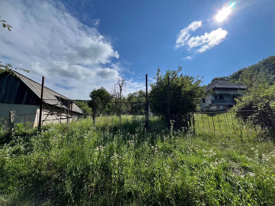 Teren de vanzare cu casa batraneasca si anexe