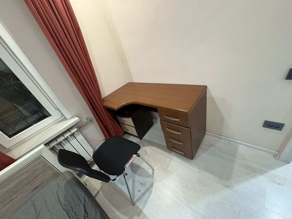 Продам два шкафа и стол