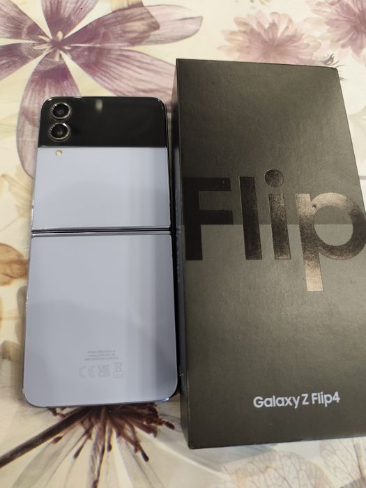 Samsung.   flip 4