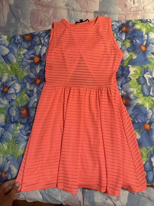 Famme fatale , Рокля zara гол гръб