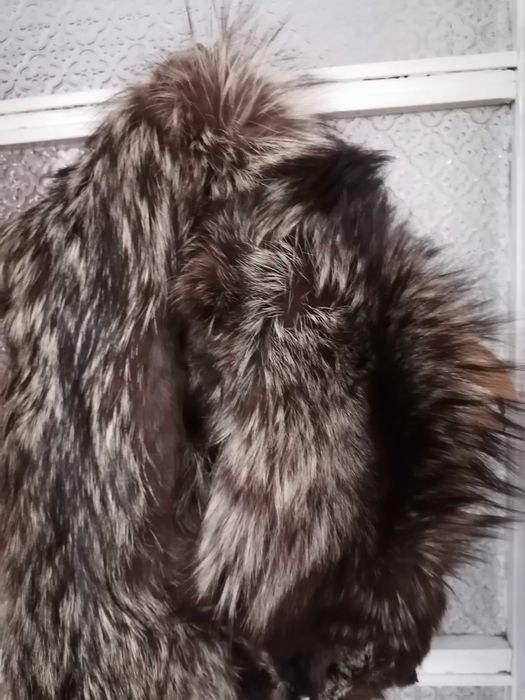 Богата голяма сребърна лисича яка.