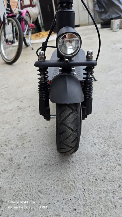 Vând trotineta electrica