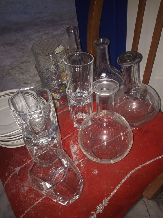 Графин колбы стаканы тарелки посуда