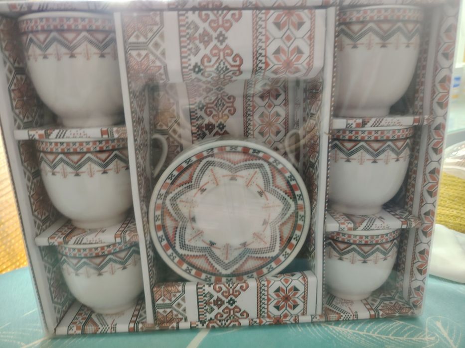 Set cesti cu farfuri noi roși cu alb