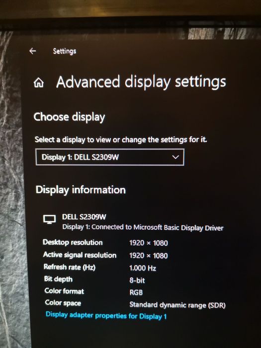 Компютърна конфигурация с инсталиран Windows 10 Pro ,с wifi модем.