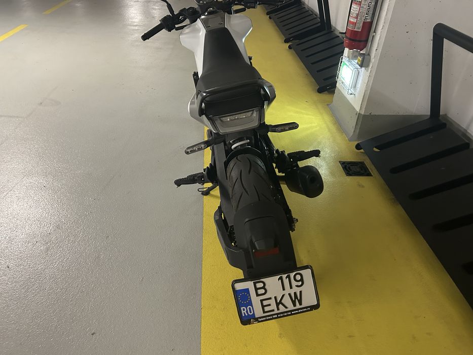 Husqvarna Vitpilen 401 cumpărată nouă în mai 2023, doar 1.554 km