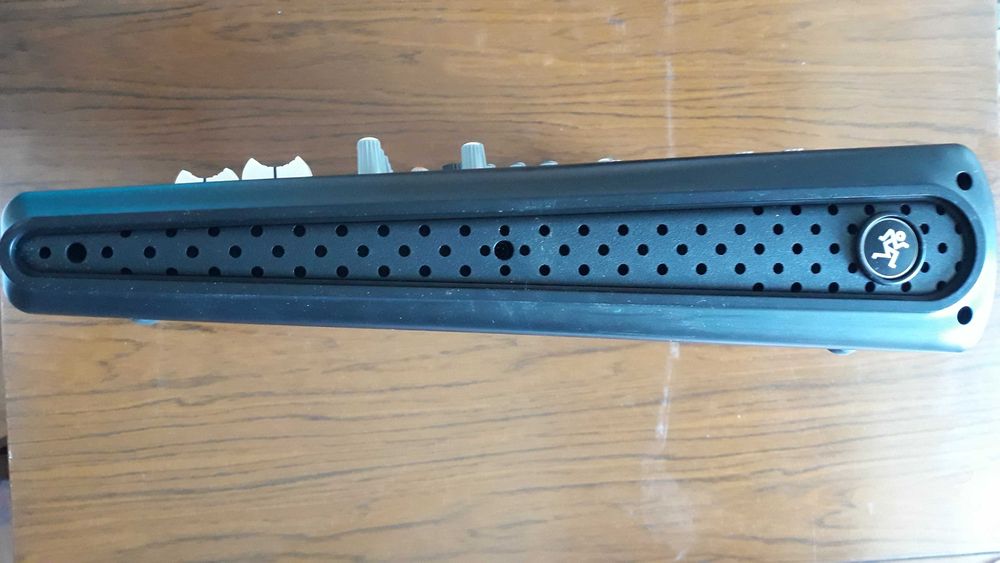 Продавам професионален 12-канален миксер Mackie ProFX12 с USB