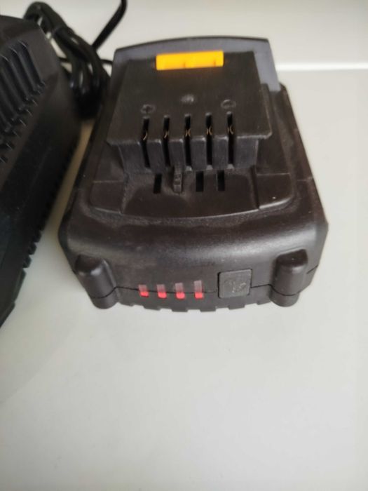 к-т JCB батерия 18V li-ion 2Ah и зарядо 2.4A НОВИ