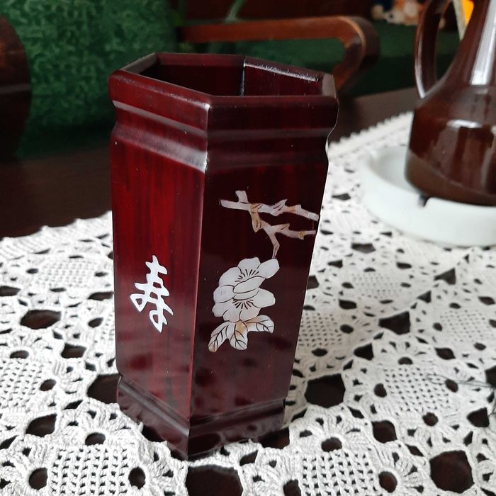 Дървена сувенирна вазичка